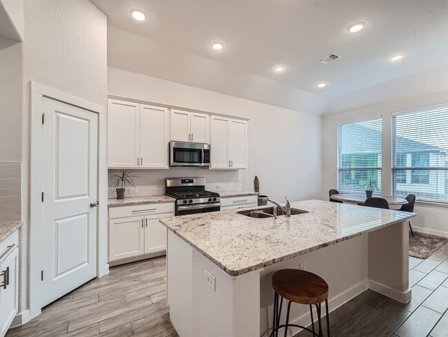 Photo - 11400 American Mustang Lp