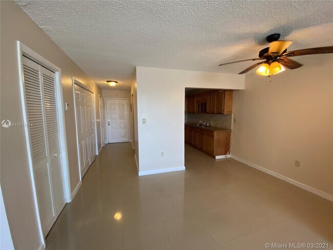 Photo - 7000 NW 186th St Unidad 4-422