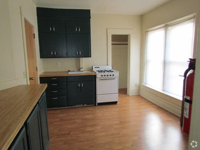 Building Photo - 327 E Cherry St Rental