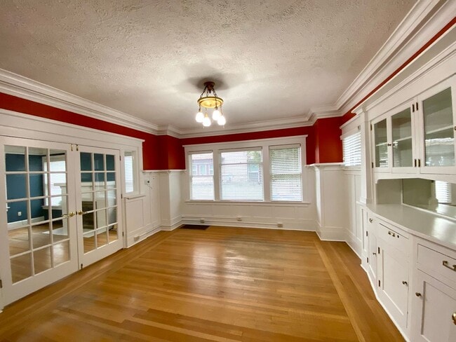 Photo - Beautiful Craftsman on Broadway with Live-...