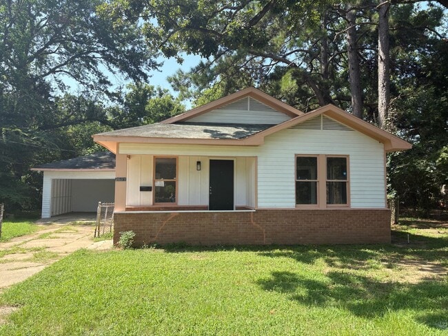 Building Photo - Amazing 4 bedroom/1 bath home with Central Air & Heat!