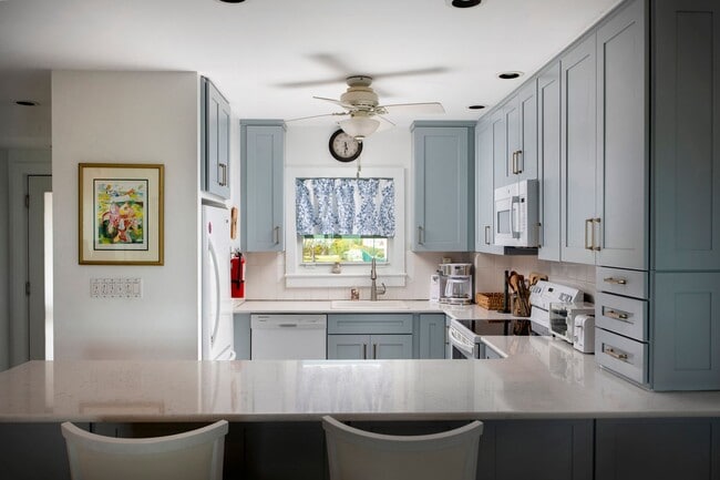 Photo - 1 Bedroom 1 Bathroom Furnished Second Floor Direct Ocean View Condo Lease dates: 5/1/2026 - 12/31...