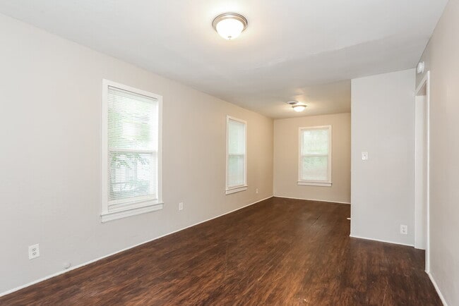 Photo - 2969 Myra St