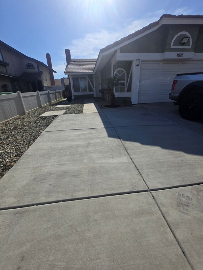 Building Photo - 1828 Springtree Dr