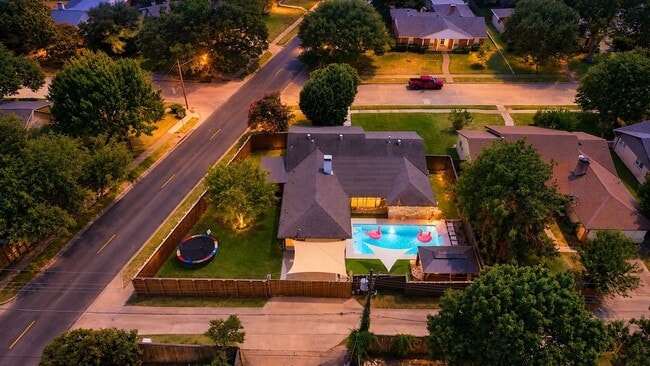 Building Photo - 7765 El Pensador Dr