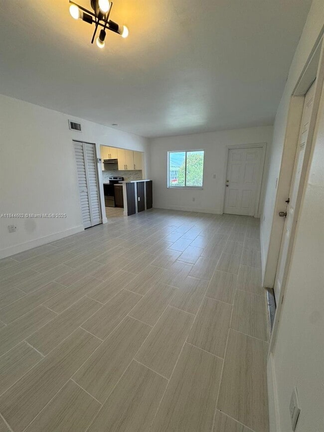 Building Photo - 800 NW 44th Ave Unit 4