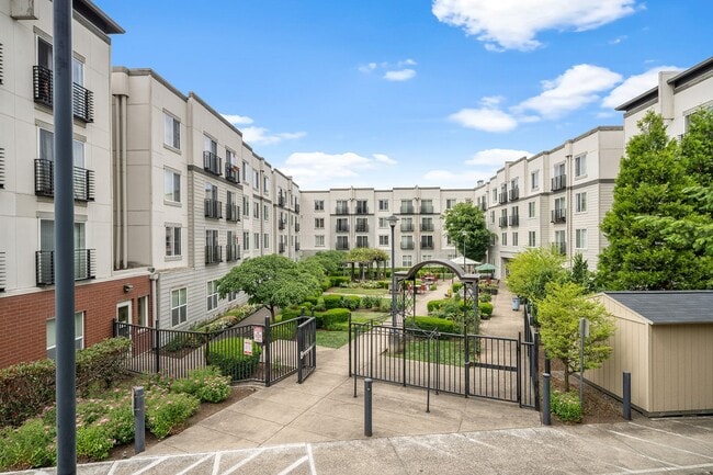 Courtyard at Heights at Columbia Knoll