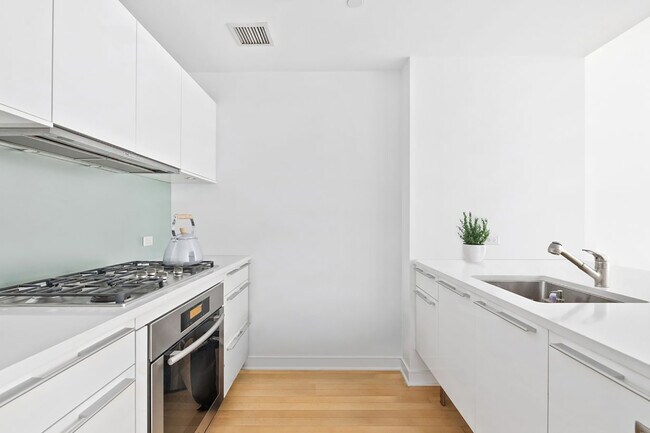 Photo - 5 E 44th St
