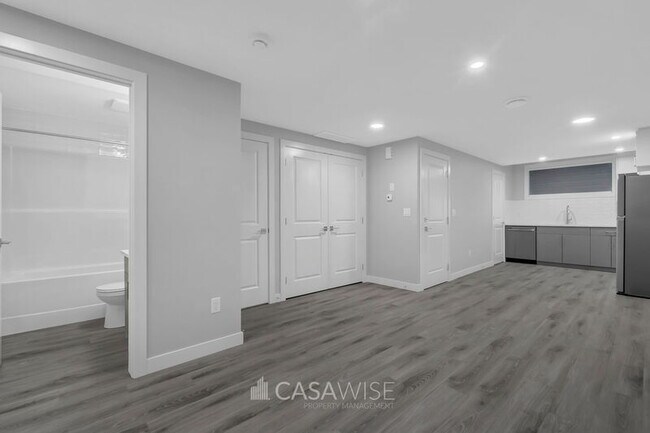 Photo - 9348-9154 154 St