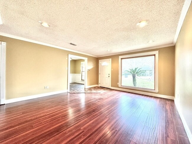 Photo - 3-Bedroom Home in Desirable Country Club Estates