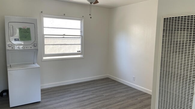 Photo - 2425 Silver Lake Blvd Unidad 2425-B