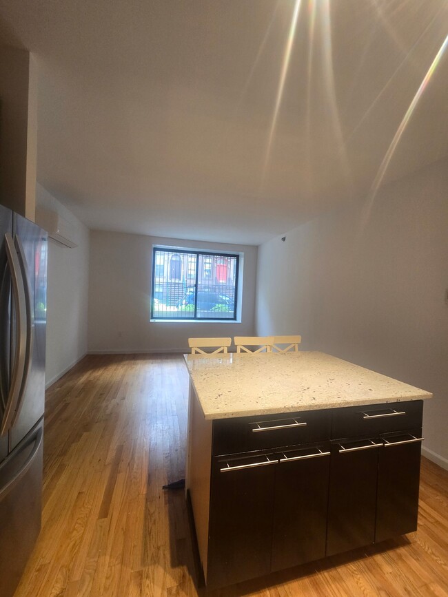 Building Photo - 5 W 127th St
