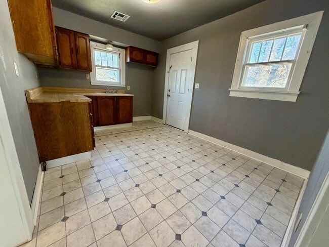 Photo - 3 Bedroom and 1 Bathroom Home in Shawnee for rent