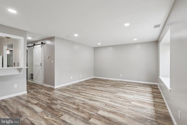 Photo - 165 Wyndham Pl