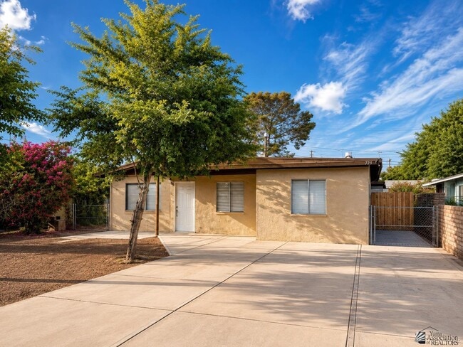 Building Photo - 723 N Musgrove Ave