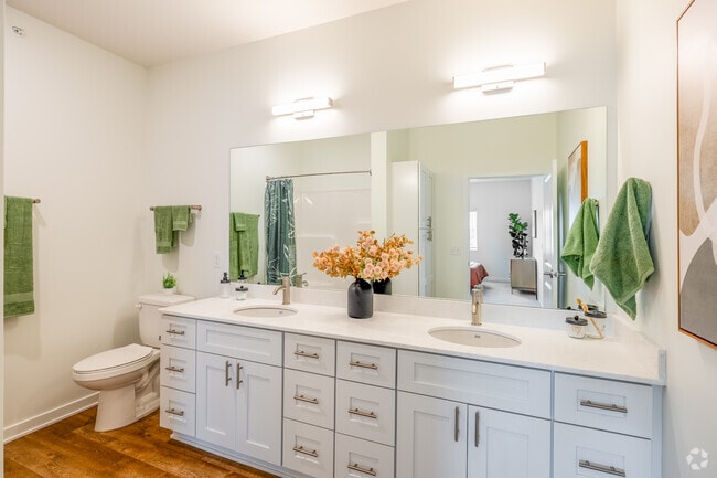 2BR, 2BA - 1,050SF - Bathroom
