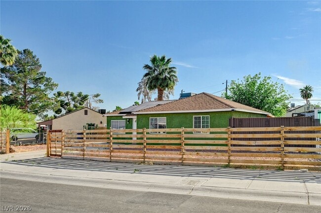 Photo - 1720 E Carson Ave