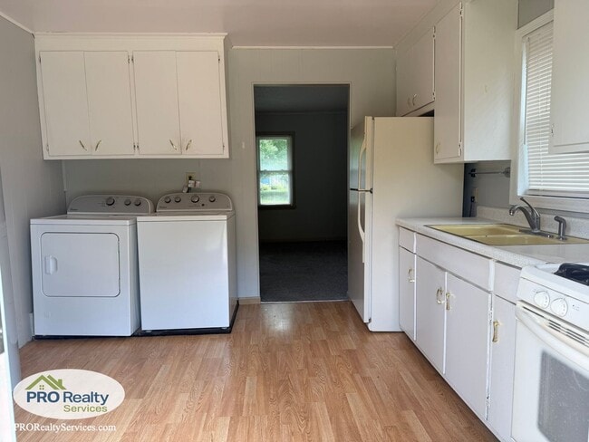 Photo - 2 Bedroom Home with a Large Fenced in Yard