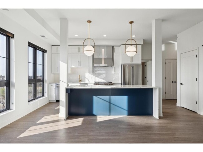 Building Photo - 4917 Eden Ave Unit 506