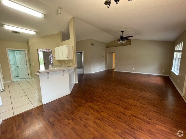 Building Photo - MOVE IN SPECIAL - 1 WEEK FREE RENT - MINUT... Rental