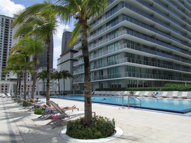 Building Photo - 1111 SW 1st Ave Unit 1815-N