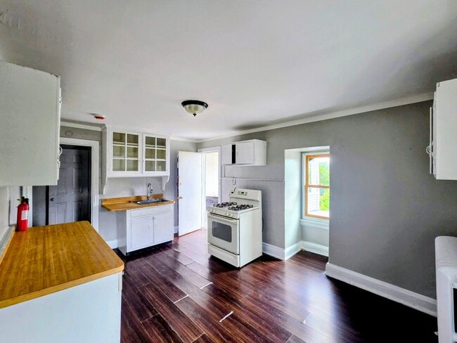 Building Photo - 1048 Walnut St Unit 3