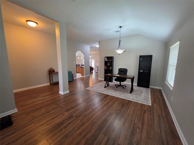 Photo - 2108 Goldfinch Ln
