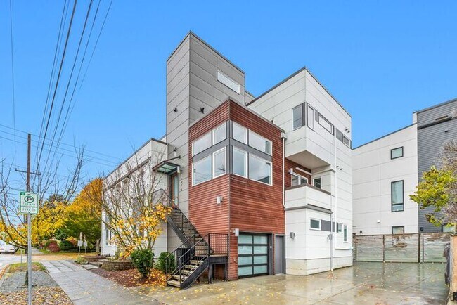 Photo - Stunning Modern Air-Conditioned in Coveted...