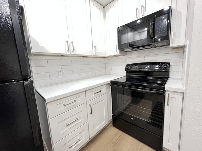 Nuevo microondas de convección, nuevos gabinetes con cierre suave. - 2935 N 68th St Unidad 121