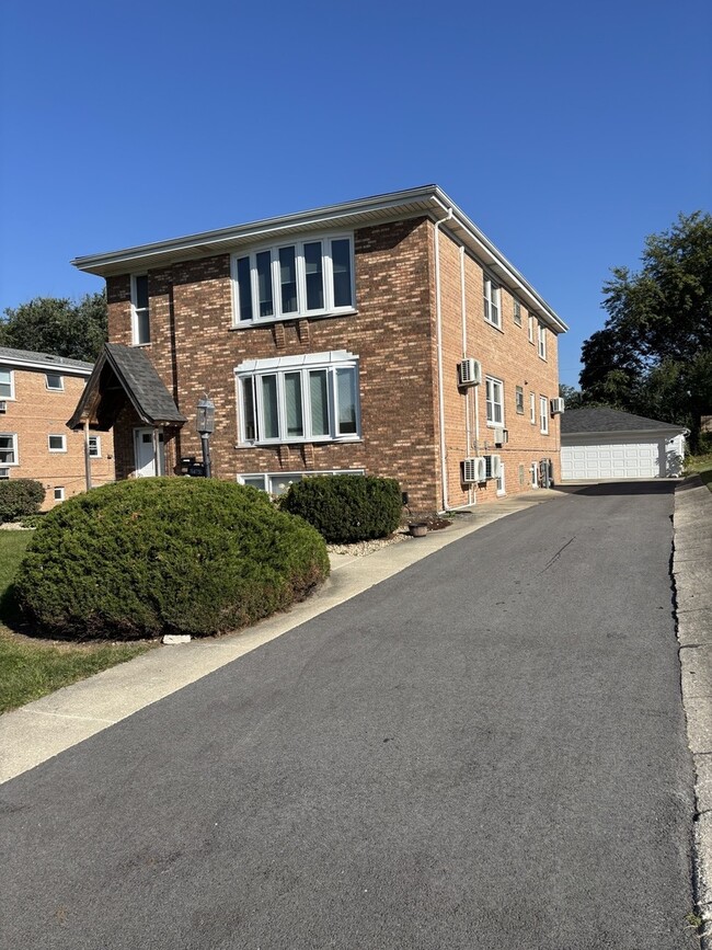 Building Photo - 16W750-16W757 57th St Unit 1Fl Rental