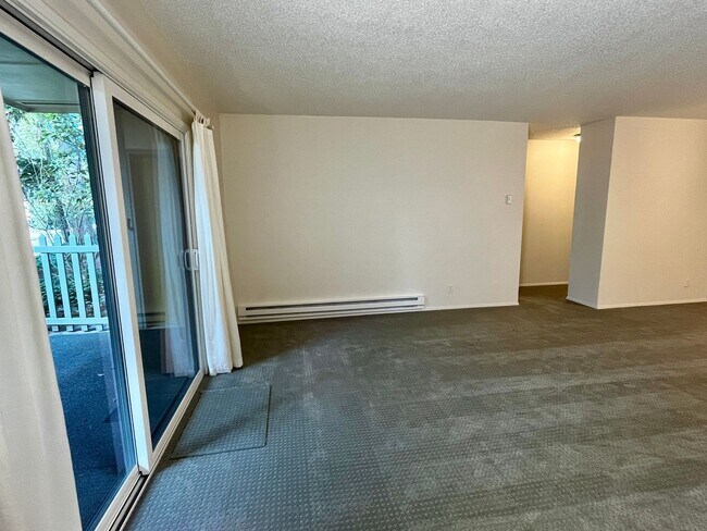 Photo - Available Now, Spacious One Level Bainbrid... Unidad # A4