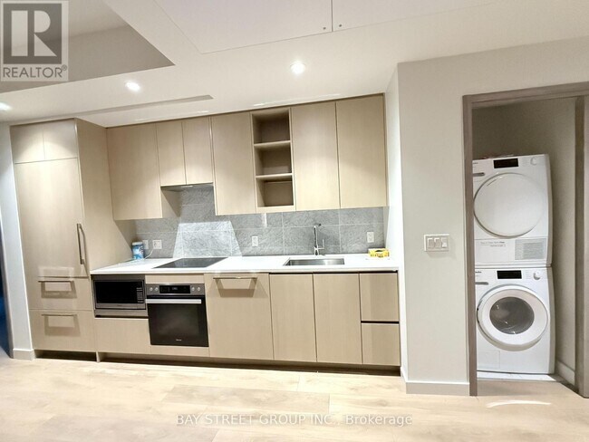 85 McMahon Dr Unit 507