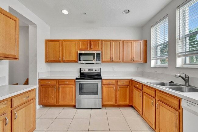 Building Photo - 4 BEDROOMS 3.5 BATHROOMS!! GATED COMMUNITY