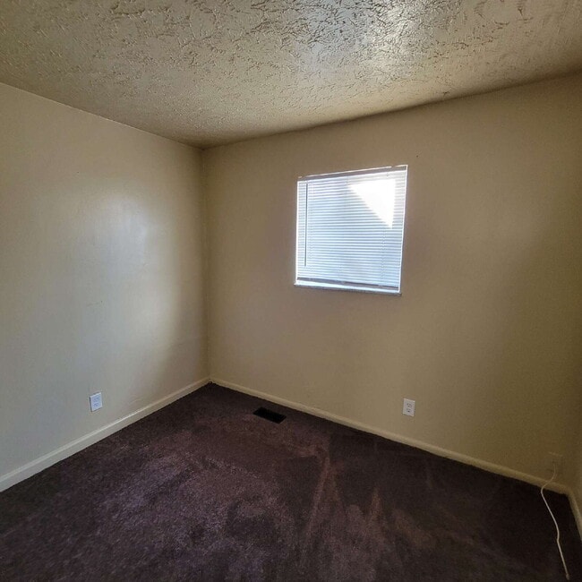 Photo - 4 Bedroom House!