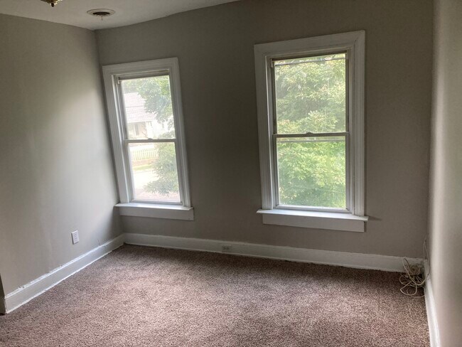 Photo - 3060 Lawson St