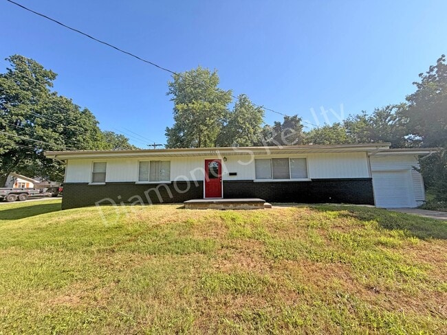 Building Photo - Spacious 3 Bed, 2 Bath Home with Large Yard Available!