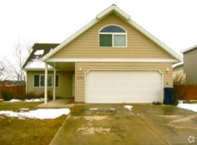 Building Photo - Spacious 5 Bedroom Home