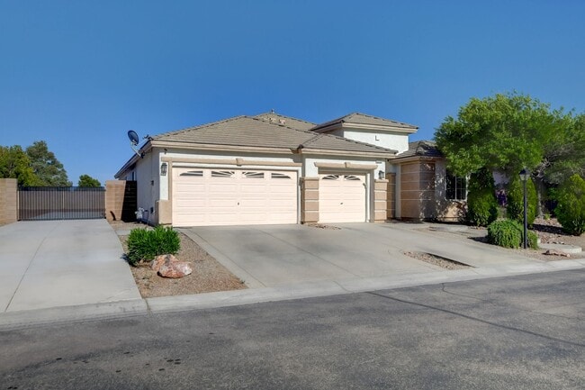 Building Photo - Single Family Home on 20k SQFT Lot in Gated Community