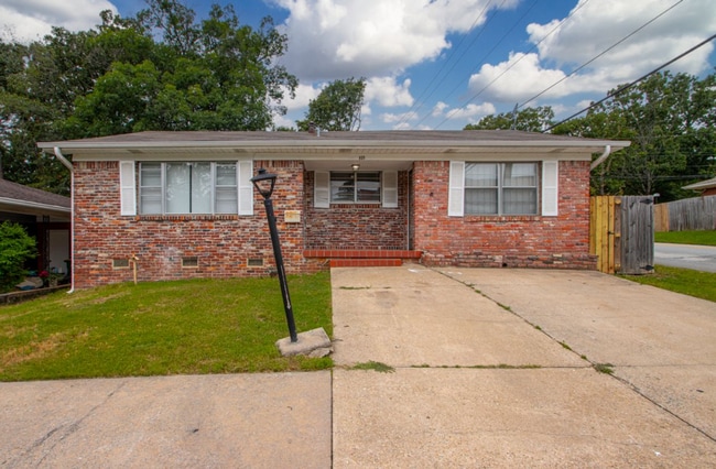 Building Photo - Midtown Living with Modern Conveniences – Prime Little Rock Location!