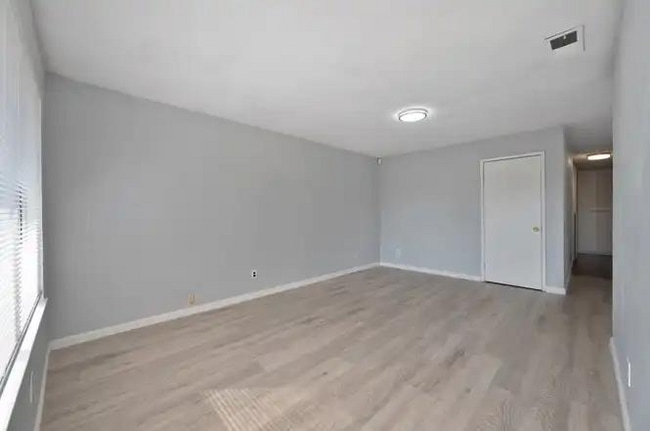 Photo - 5800 Mascot Ave