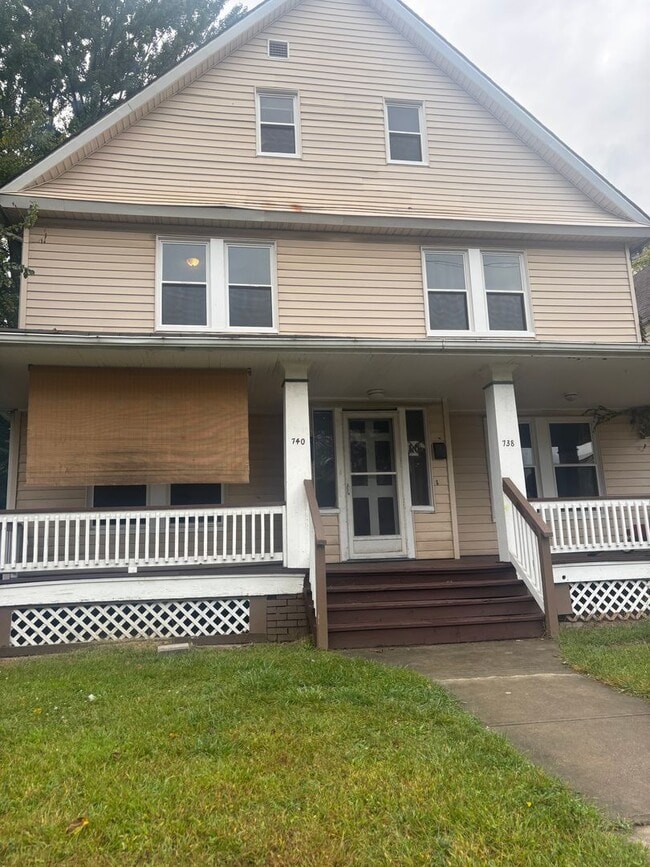 Building Photo - Side by Side Duplex Cleveland East Size Unit 740 DN