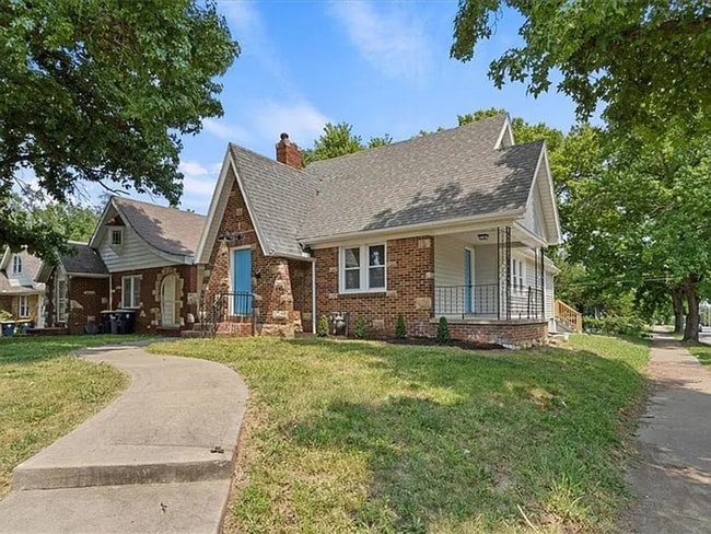Building Photo - Stunning and Spacious 5BR 2BA Home in Kansas City