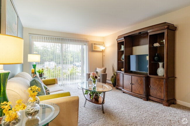 2BR, 1BA - Living