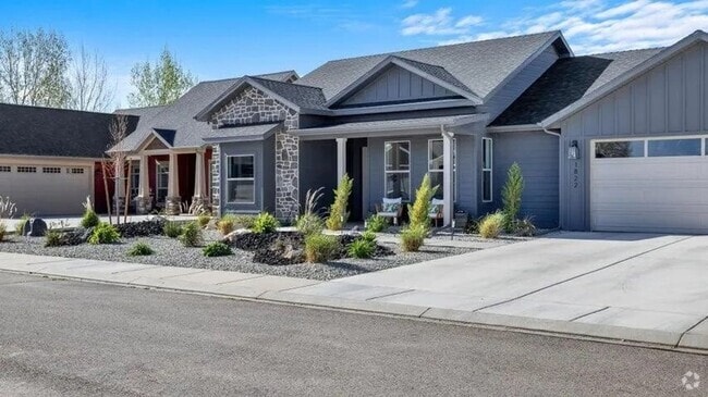 Building Photo - Beautiful Custom Home!