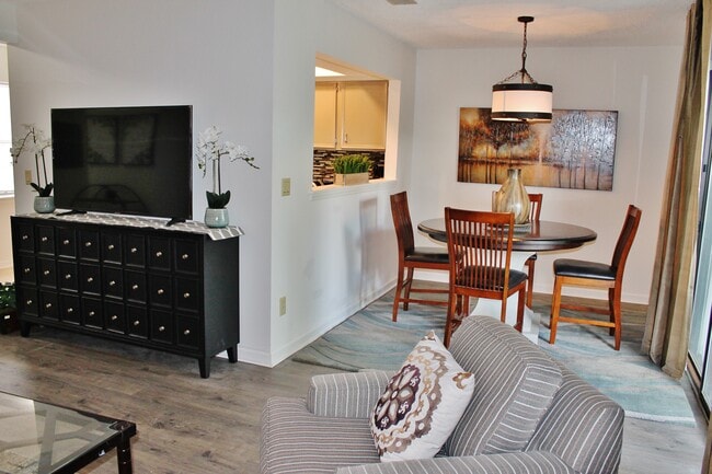 Photo - 7805 Renaissance Ct Unidad B