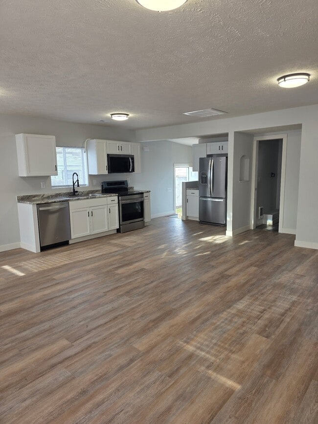 Photo - 2025 N 31st St