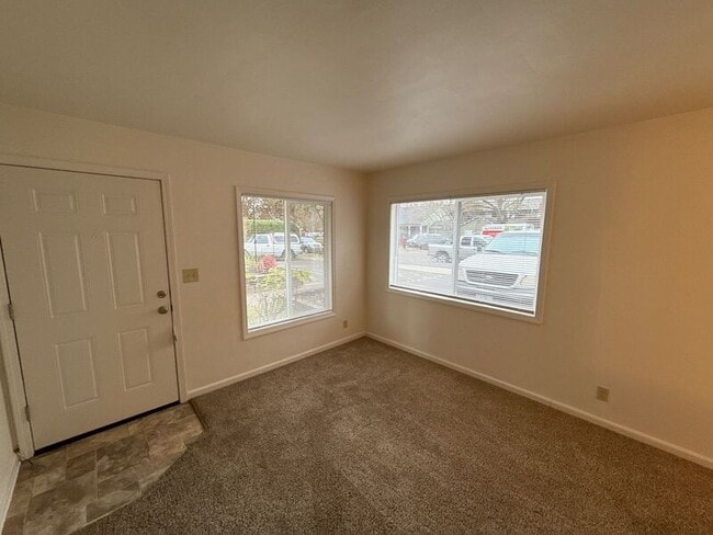 Photo - 1145 Saginaw St S