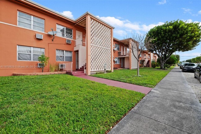 Photo - 3571 SW 10th St Unit 10B