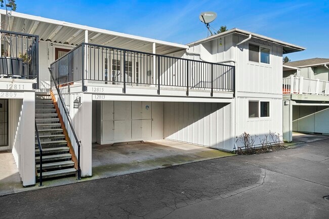 Building Photo - 12815 SE Stark St Unit Stark St