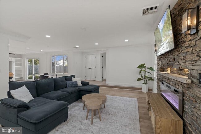 Photo - 5 Burgess Ln